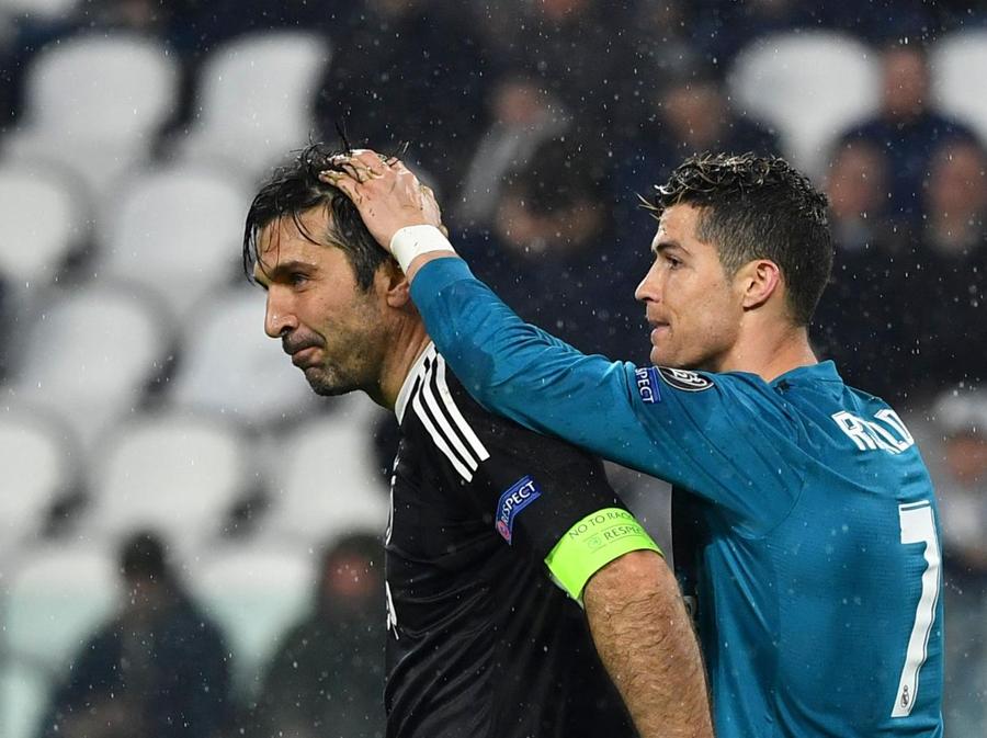2018  - L’attaccante portoghese del Real Madrid Cristiano Ronaldo (a destra) scherza con Gianluigi Buffon, portiere della Juventus, al termine della partita  di Uefa Champions League tra Juventus e Real Madrid allo stadio Allianz di Torino (AFP PHOTO / Alberto PIZZOLI)