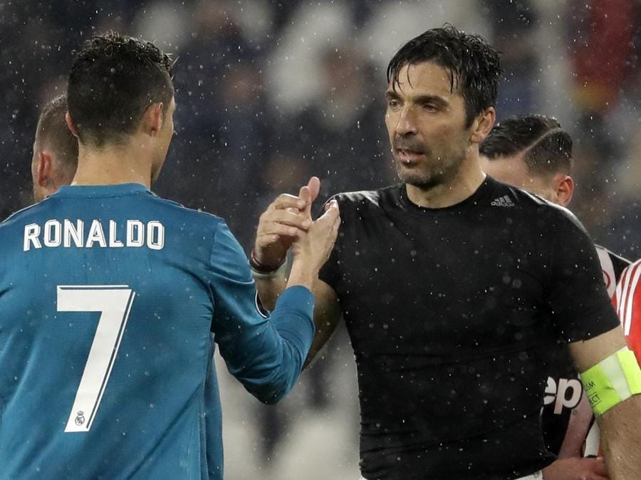 2018 - Gianluigi Buffon stringe la mano a Cristiano Ronaldo dopo la  partita di Champions League tra Juventus e Real Madrid allo Stadio Allianz di Torino (AP Photo/Luca Bruno, File)