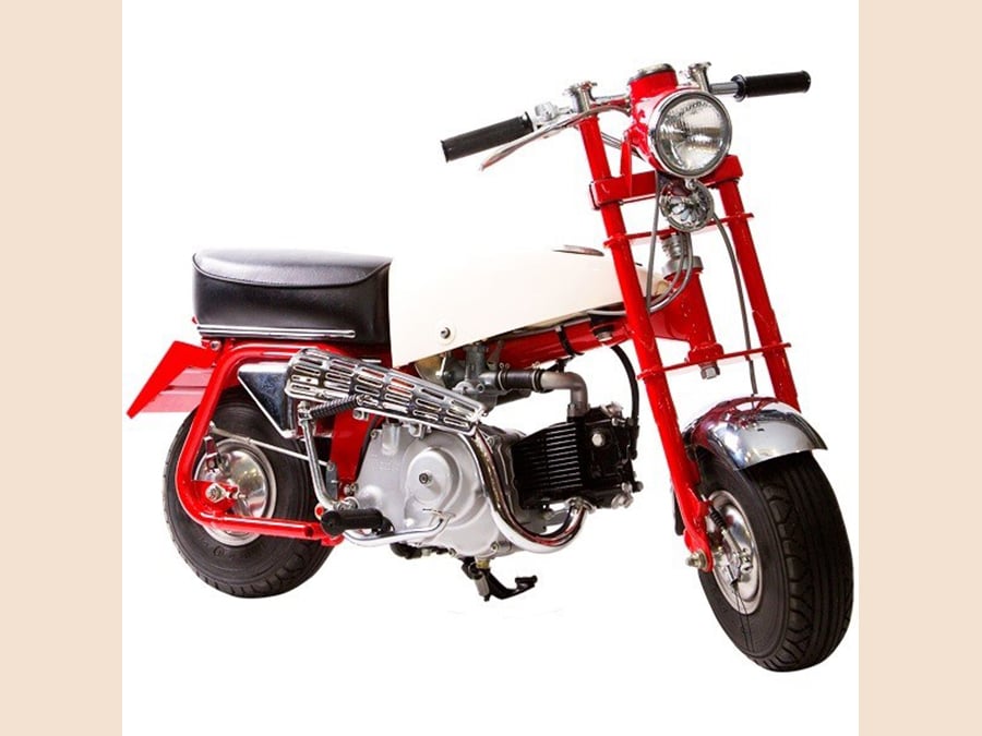 Honda Monkey 1961. Il primo modello, realizzato per un parco divertimenti giapponese, aveva ruote da 5 pollici senza sospensioni, manubrio ripiegabile e motore da 49 cc da 4,2 cv