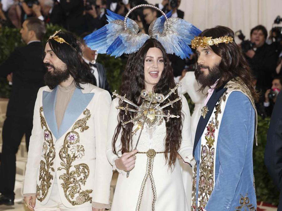 Da sinistra Alessandro Michele, Lana Del Rey e Jared Leto, tutti in Gucci (Reuters)