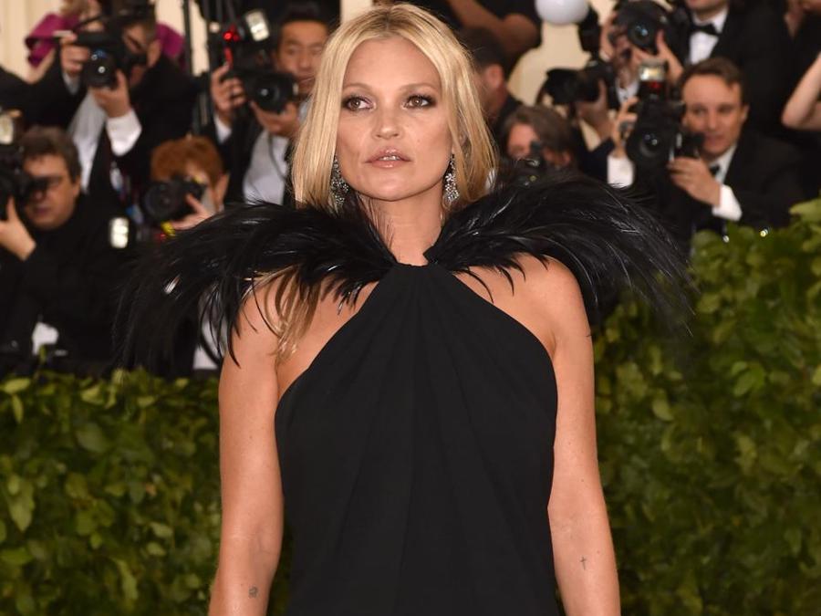 Kate Moss in Saint Laurent by Anthony Vaccarello e scarpe Jimmy Choo (Afp)