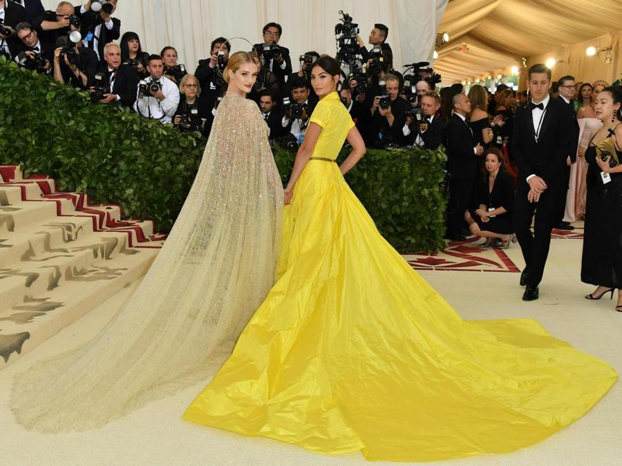 Lily Aldridge (d) e Rosie Huntington-Whiteley (Afp)