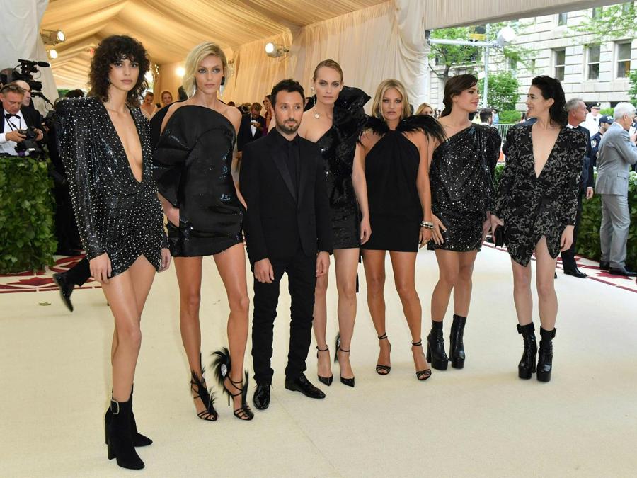  Da sinistra, Mica Arganaraz, Anja Rubik, Anthony Vaccarello, Amber Valletta, Kate Moss, Charlotte Casiraghi e Charlotte Gainsbourg (Afp)