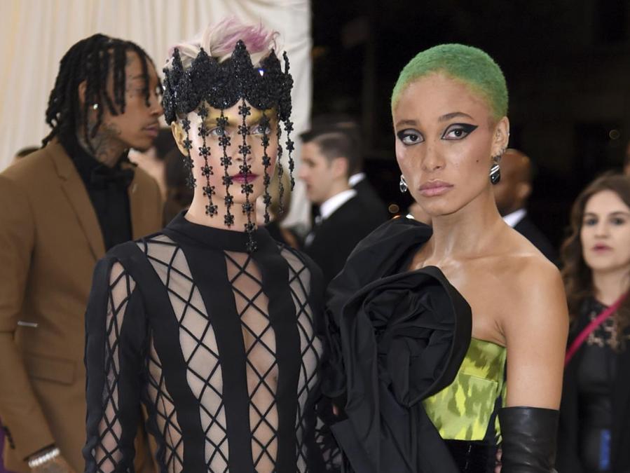 Cara Delevingne (a sinistra, in Dior Haute Couture) e Adwoa Aboah (Ansa/Ap)