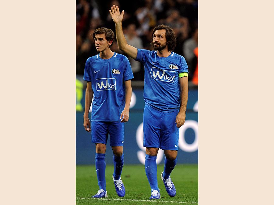 Andrea Pirlo con il figlio   (REUTERS/Daniele Mascolo)