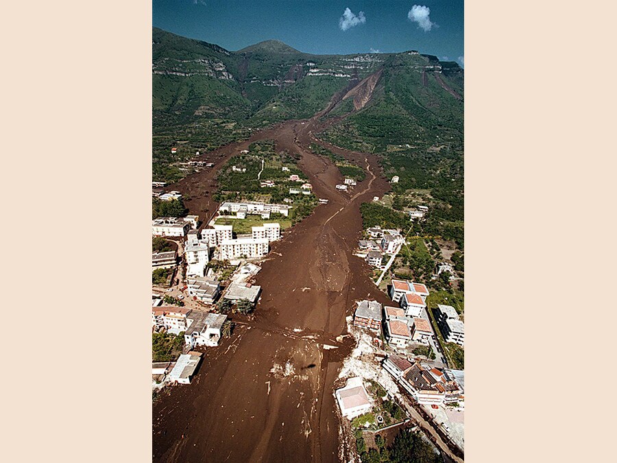 Torna il sole e rende andcora piu' evidente la proporzione della catastrofe abbattutasi su Sarno ( Salerno). (Ciro Fusco)