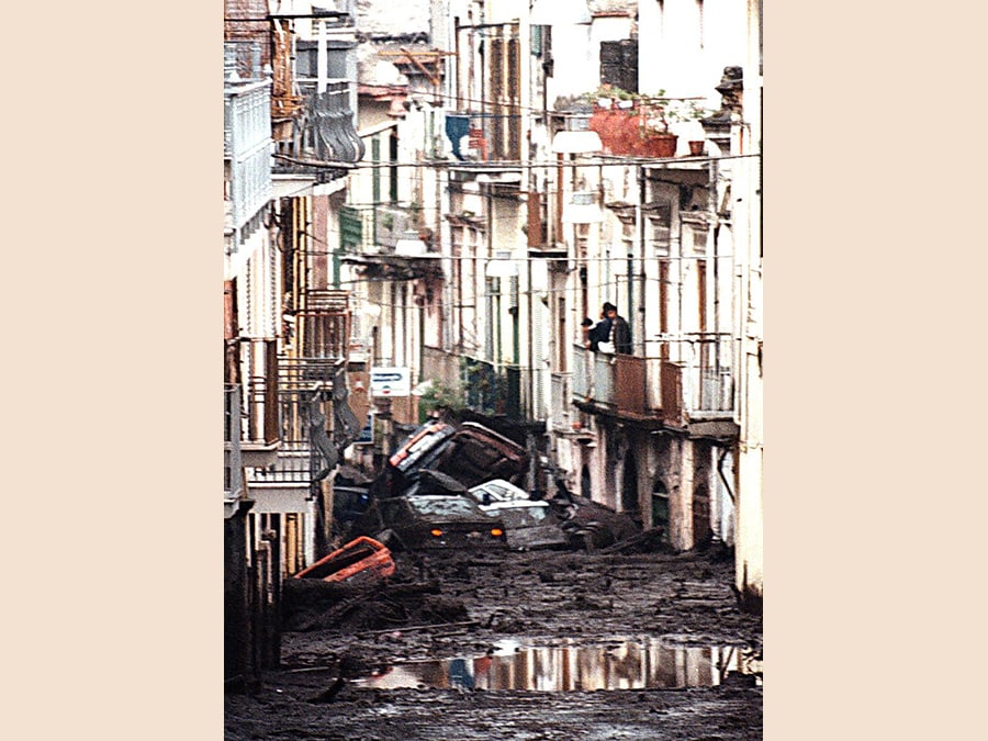 Uno dei vicoli di Sarno completamente ostruito dal fango e dalle auto che la frana, venendo giu' dalla vicina montagna, ha trasportato a valle. (Ciro Fusco)