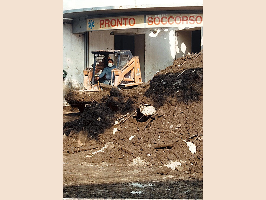 Con l'ausilio di piccole pale meccaniche si cerca di liberare, in cerca dei corpi dei dispersi, i reparti dell'ospedale di Sarno praticamente invaso dal fiume di fango. (Ciro Fusco)