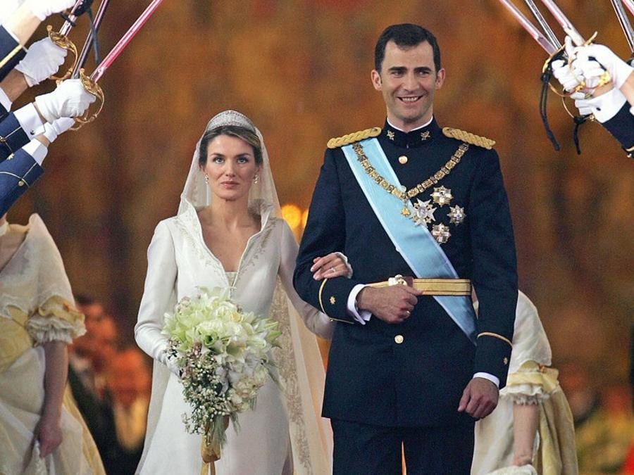 Uno dei matrimoni più seguiti degli ultimi anni è stato quello fra l'allora principe Felipe di Spagna e la giornalista Letizia Ortiz, nel 2004. La regina indossava un abito di Manuel Pertegaz 
