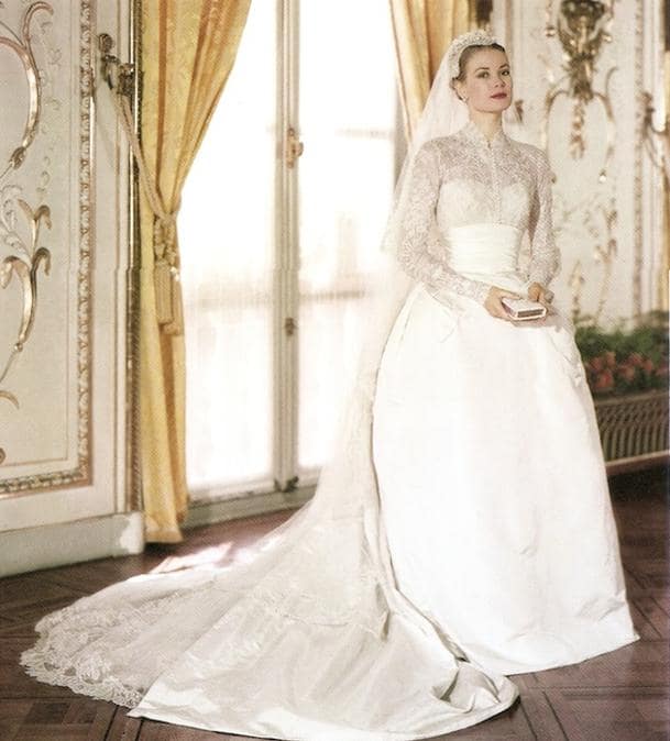 L'abito da sposa che ha segnato indelebilmente la storia del costume del Novecento è stato senza dubbio quello che Grace Kelly indossò per il suo matrimonio con il principe Ranieri di Monaco nel 1956. Lo aveva disegnato la costumista della major hollywoodiana MGM Helen Rose 