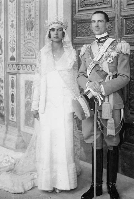 Umberto di Savoia con la principessa Maria José il giorno del loro matrimonio, nella Cappella Paolina del palazzo del Quirinale nel gennaio 1930