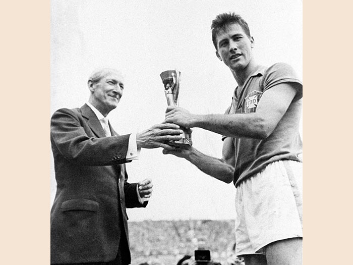 <b>1958. BRASILE. Primo titolo mondiale.</b> Il capitano della squadra brasiliana, Hilderaldo Luiz Bellini, riceve la coppa Jules Rimet dopo la vittoria per 5-2 del Brasile contro la Svezia nella finale della coppa del mondo Fifa. (Afp)
