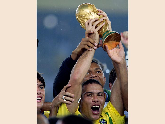 <b>2002. BRASILE. Quinto titolo mondiale.</b> Il fenomeno Ronaldo, con il trofeo della coppa del mondo dopo la vittoria per 2-0 del Brasile contro la Germania. (Afp)