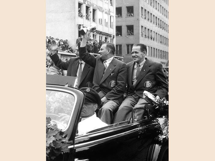 <b>1954. GERMANIA OVEST. Primo titolo mondiale.</b> Da sinistra, il capitano della Germania, Fritz Walter con il vicepresidente della Federazione calcistica tedesca Hans Huber e l'allenatore Sepp Herberger, per le vie di Monaco con il trofeo della coppa del mondo. Battuta in finale l'Ungheria per 3-2. (Afp)