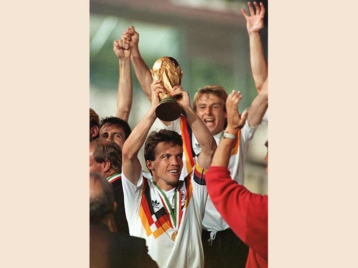 <b>1990. GERMANIA. Terzo titolo mondiale.</b> Il capitano della nazionale tedesca, Lothar Matthaeus, con il trofeo della coppa del mondo dopo la vittoria per 1-0 contro l'Argentina. (Afp)