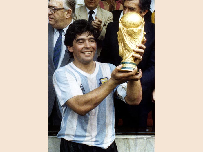<b>1986. ARGENTINA. Secondo titolo mondiale.</b> Il fuoriclasse argentino Maradona con il trofeo della coppa del mondo al termine della finale vinta per 2-1, contro la Germania Ovest. (Afp).