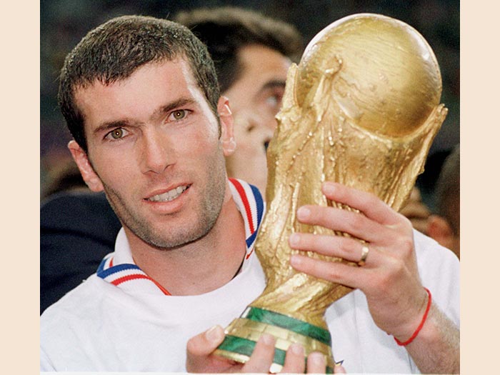 <b>1998. Francia. Primo titolo mondiale.</b> Zinedine Zidane, con il trofeo della coppa del mondo al termine della finale vinta per 3-0 contro il Brasile. (Ap)