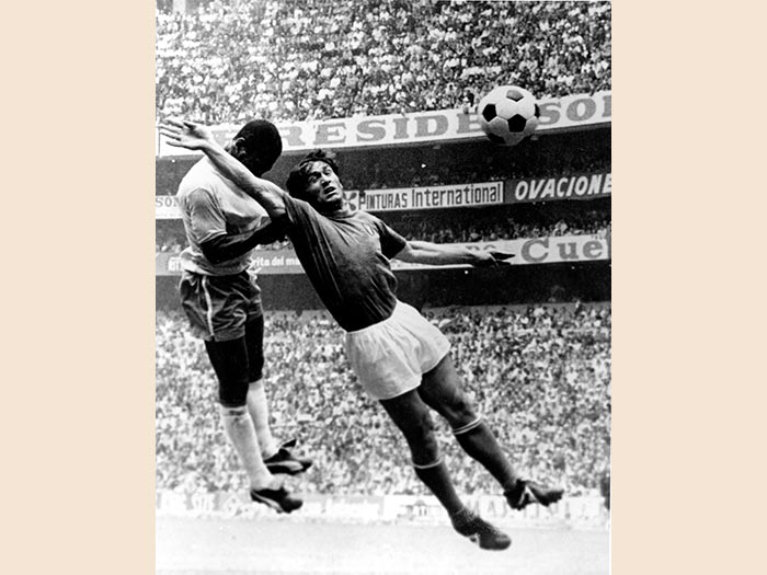 1970. MESSICO. Allo stadio Azteca di Città del Messico, si sfidano, per la finale mondiale, la mentalità difensivista italiana contro la fantasia e la tecnica brasiliana. Con uno stacco imperioso Pelè (foto Ap), che resta quasi sospeso in aria, porta in vantaggio il Brasile. Pareggio italiano con Boninsegna. Il Brasile ripassa in vantaggio grazie a Gerson. Jairzinho e Carlos Alberto fissano il risultato finale sul 4-1 per la nazionale  brasiliana.