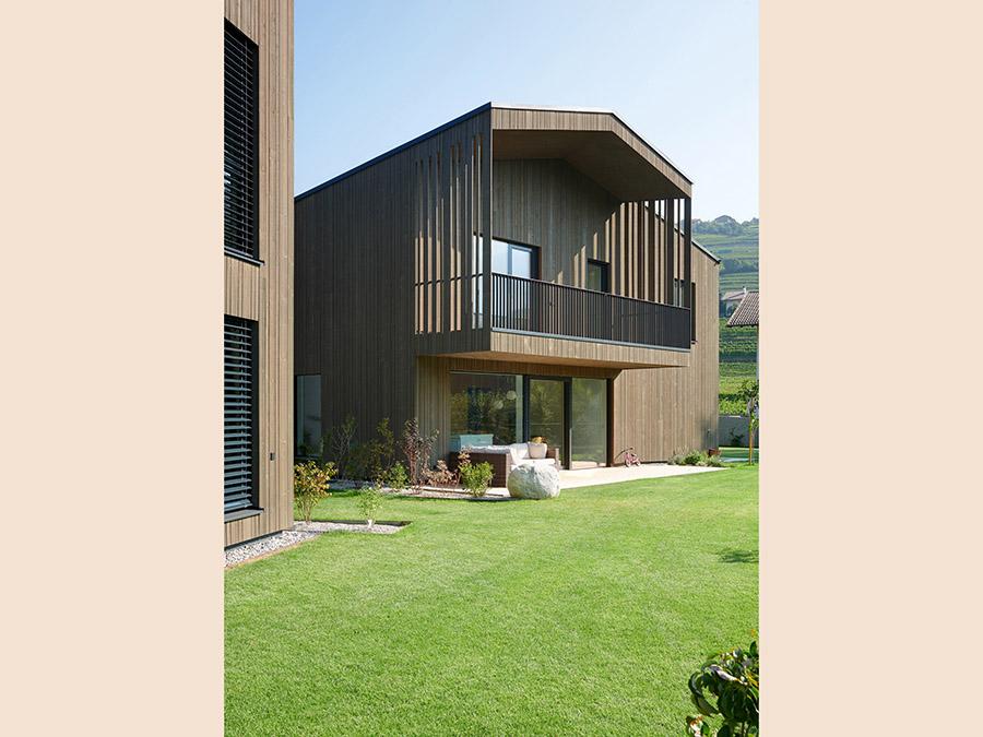 Il complesso delle Tre Case è stato realizzato da LignoAlp a due passi dall'abbazia di Novacella e su progetto dell'architetto Christian Schwienbacher di Bressanone. La struttura in legno dei tre volumi poggia su un unico piano interrato in calcestruzzo impermeabile con accesso diretto alle singole unità abitative. Le pareti esterne dei piani fuori terra sono realizzate con sistema a telaio coibentate con fibra di legno e rivestite con una facciata ventilata con listelli in legno verticali di larghezza variabile accostati.