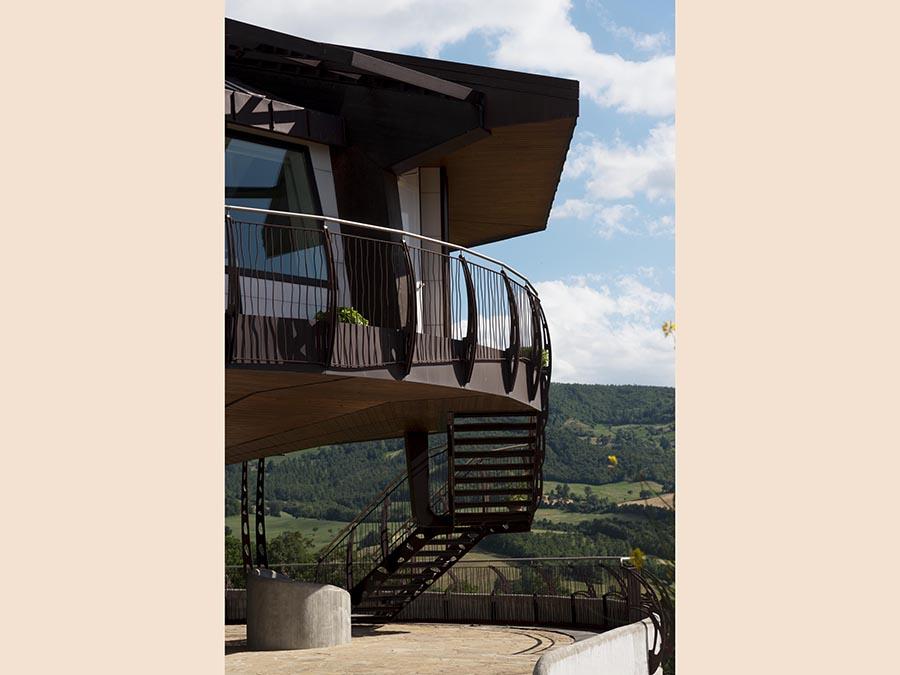 Il sogno di una abitazione che gira a 360 gradi a discrezione di chi vi abita, è una realtà. È stata costruita da ProTek a Pennabilli, in Valmarecchia. Si tratta di un edificio ottagonale di 110 mq, con 140 mq di terrazze e portici, unifamiliare, costruita e rivestita di materiali naturali. Poggia su un unico pilastro centrale del diametro di 2 metri e ruota attraverso un motorino interno. L'innovativa costruzione - quasi del tutto autosufficiente sotto l'aspetto energetico - è stata progettata dall'architetto Roberto Rossi dello studio di Novafeltria Roberto Rossi Architettura & Design.