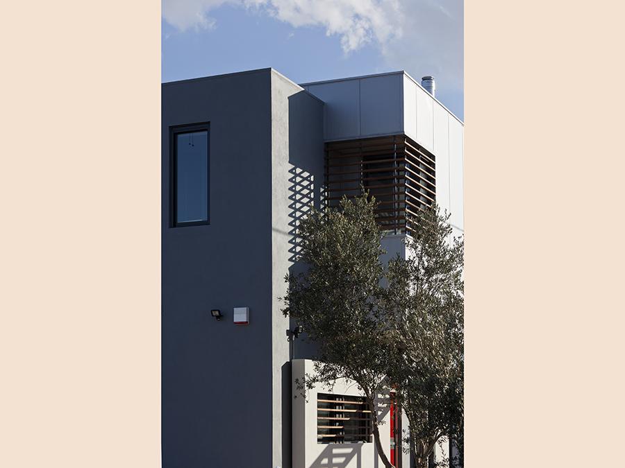 Lo studio GEM-Architects ha ideato una residenza a nella periferia di Atene, che richiama il carattere produttivo dell'area. L'edificio, costruito da Evel, è di due piani ed è il risultato dell'accostamento di diversi parallelepipedi con rivestimento metallico. La struttura portante è costituita da un telaio in acciaio, su cui è impostato un sistema di tamponature a secco. Grazie alla leggerezza, le fondazioni in calcestruzzo armato sono risultate di massa inferiore rispetto a quelle necessarie per un sistema costruttivo tradizionale. Il montaggio dell'intera struttura portante è avvenuto in una sola settimana. (fonte: Fondazione Promozione Acciaio).