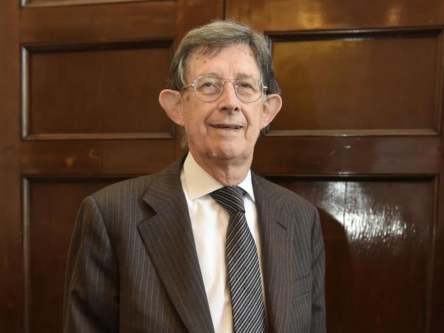 I commissari alla spending - Piero Giarda, Governo Monti. Da ministro dei rapporti con il Parlamento, Piero Giarda ottiene anche la delega alla spending review. A lui si deve il primo rapporto sulle possibili spese pubbliche da tagliare: un lungo elenco di voci per un ammontare complessivo di 295 miliardi. Quel lavoro sarà utilizzato come base di partenza per gli interventi di “disboscamento” successivi (Imagoeconomica)