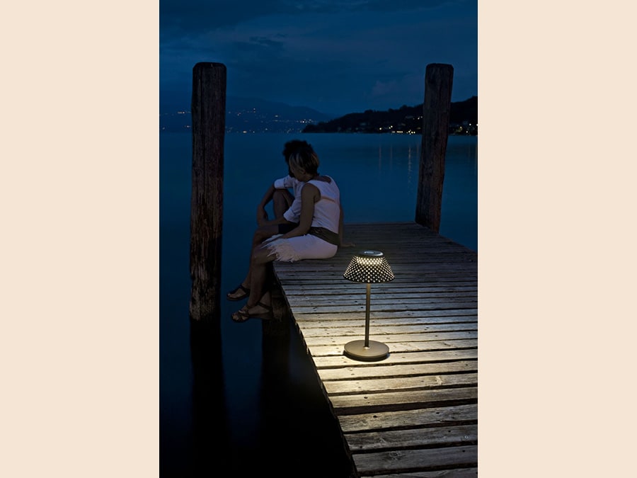 Platek, Eterea, abatjour portatile, senza filo, per creare una luce suggestiva che rimane accesa sino a 6 ore.