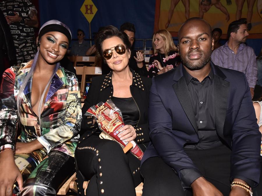 Da sinistra, Justine Skye, Kris Jenner e  Corey Gamble (photo by Frazer Harrison/Getty Images for Moschino )