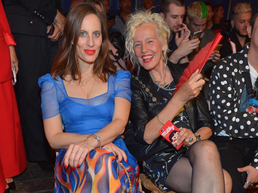 Liz Goldwyn, a sinistra (photo by Donato Sardella/Getty Images for Moschino)