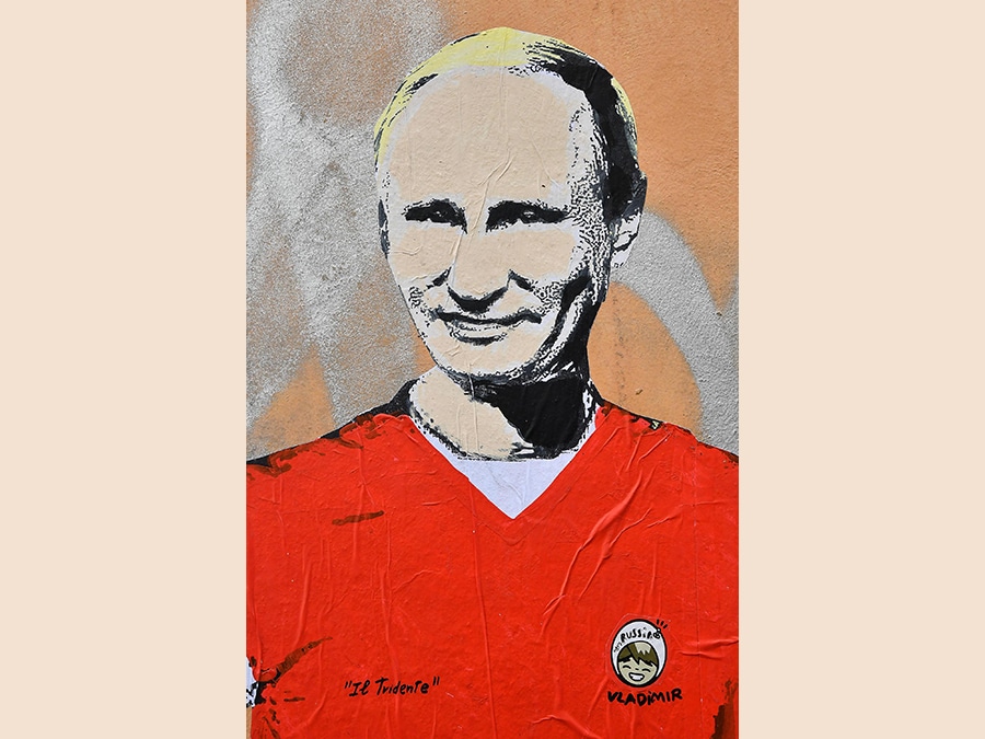 Un particolare del murales con Giuseppe Conte, Donald Trump e Vladimir Putin in tenuta calcistica in vicolo del Fico nel centro di Roma. ANSA/ALESSANDRO DI MEO