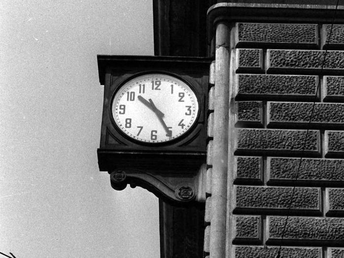 L'orologio all'esterno della stazione di Bologna, distrutta dall'esplosione della bomba esplosa il 2 agosto 1980, fermo sulle 10.25, l'ora della strage. ANSA
