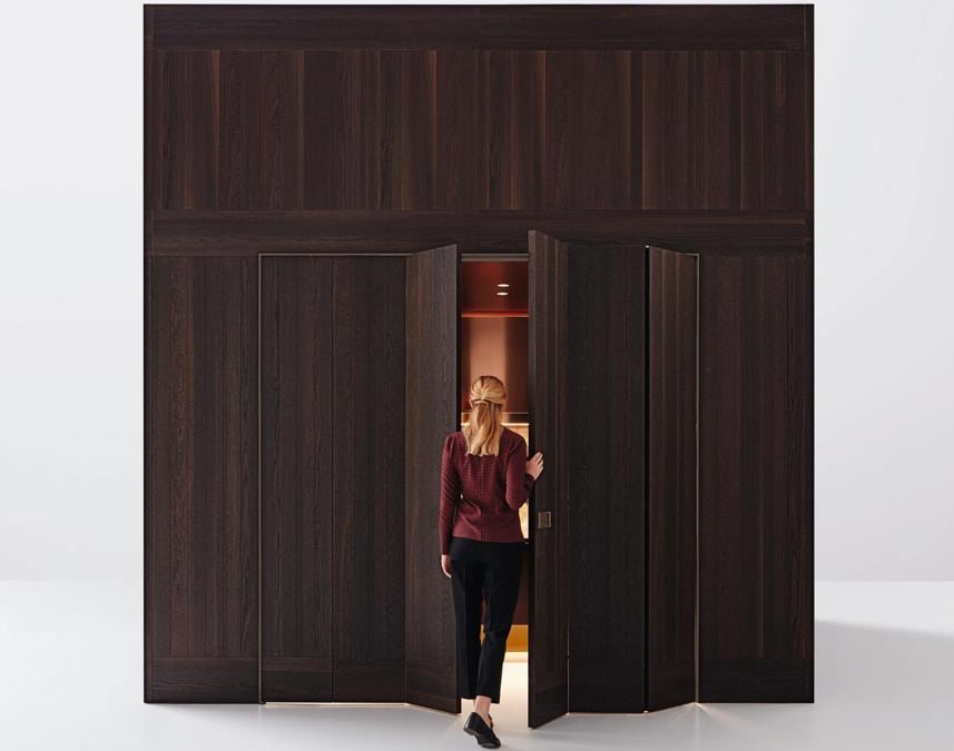 Arclinea, design Antonio Citterio. Modulo Closet, che accoglie la zona tecnica, i contenitori per cibi e strumenti, definita da un volume architettonico avvolto da una boiserie in legno e chiuso dal nuovo sistema di ante a 180° con apertura orizzontale a pacchetto Modus