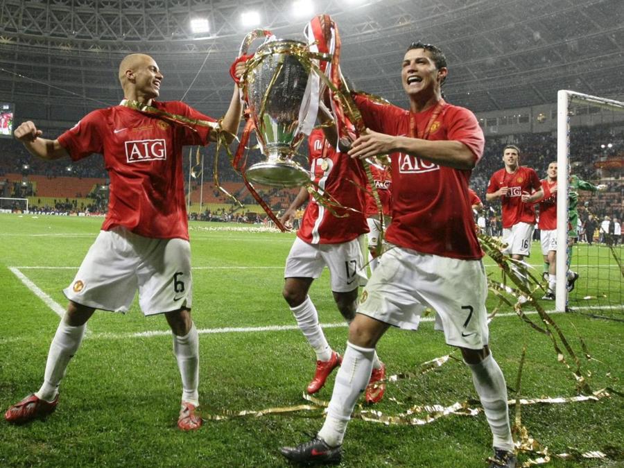 Cristiano Ronaldo festeggia con i compagni dello United la Champions League vinta contro il Chelsea nel 2008. (REUTERS/Kai Pfaffenbach)