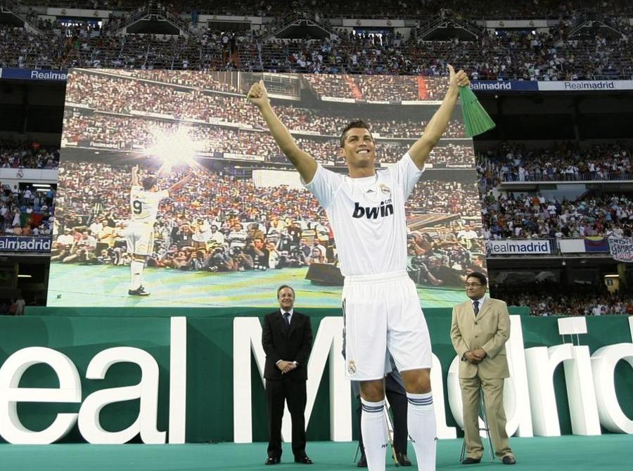 Presentazione al Santiago Bernabeu per il trasferimento di Cristiano Ronaldo al Real Madrid nel 2009. (REUTERS/Juan Medina)