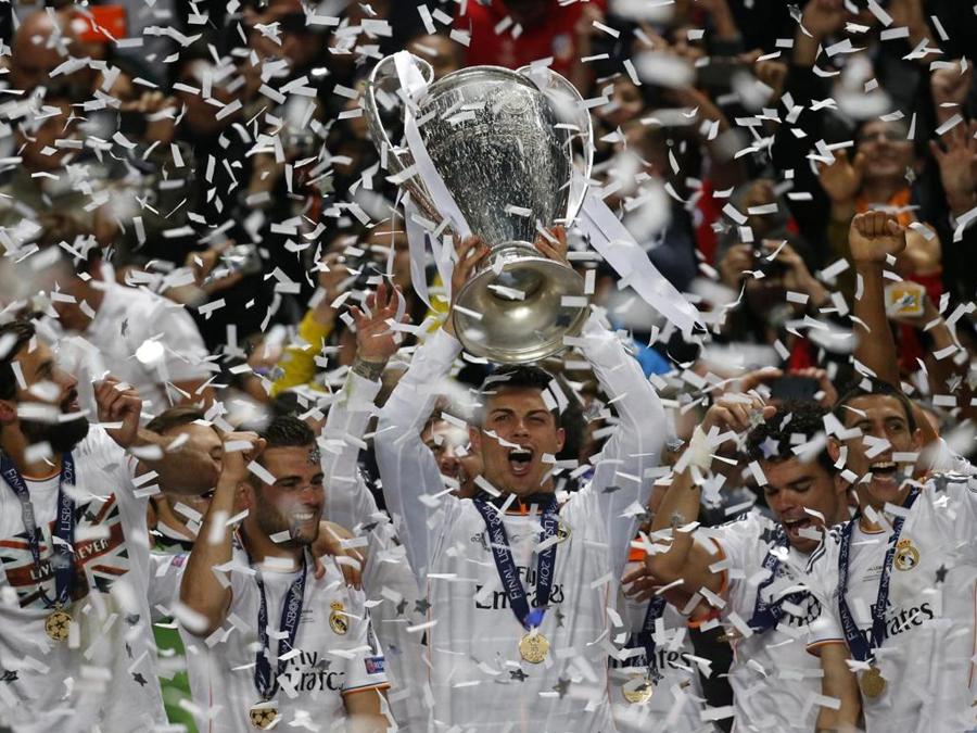 Cristiano Ronaldo alza la Champions League vinta contro l’Atletico Madrid nel 2014. (REUTERS/Paul Hanna)