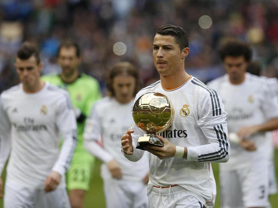 Cristiano Ronaldo con il  Pallone d’oro vinto nel 2013. (REUTERS/Juan Medina)