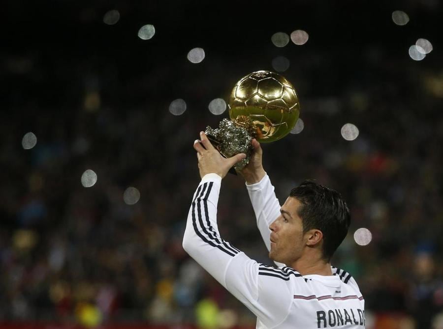Cristiano Ronaldo con il  Pallone d’oro vinto nel 2015. (REUTERS/Juan Medina)
