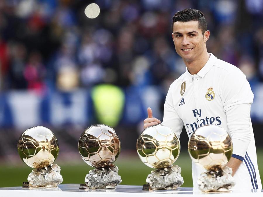 Cristiano Ronaldo con i quattro Palloni d’oro.  (EPA/MARISCAL)
