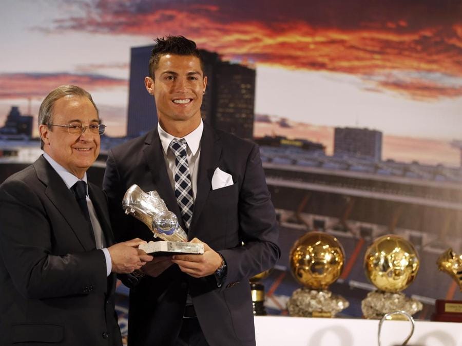 Cristiano Ronaldo omaggiato con un pallone d'argento per essere diventato il miglior marcatore del Real di tutti i tempi, qui con il presidente del Real Madrid Florentino Perez   (IPP/UE syndication/beatriz guzman)