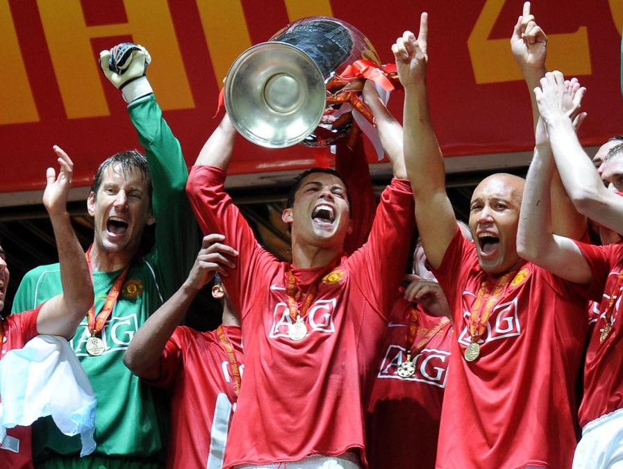 Cristiano Ronaldo festeggia con i compagni dello United la Champions League vinta contro il Chelsea nel 2008. (Italy Photo Press)