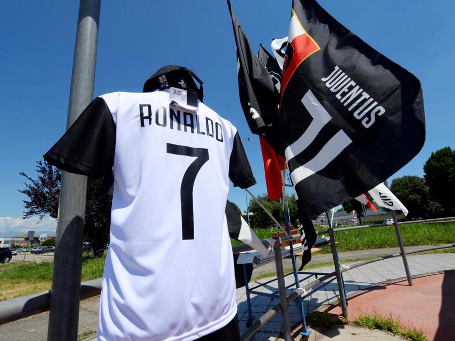 La maglia della Juventus con il numero di Cristiano Ronaldo REUTERS/Massimo Pinca)