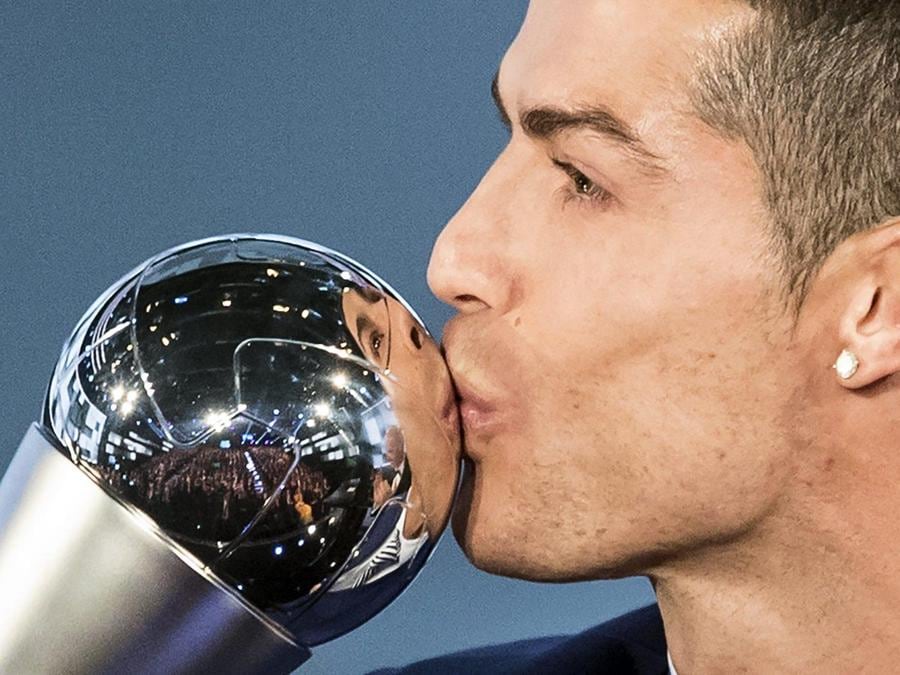 Cristiano Ronaldo è il Giocatore dell’anno del 2016 per la Fifa. (ANSA/ENNIO LEANZA)