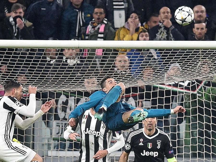 Cristiano Ronaldo mentre sta segnando alla  Juventus nella Champions league. (ANSA/ALESSANDRO DI MARCO)