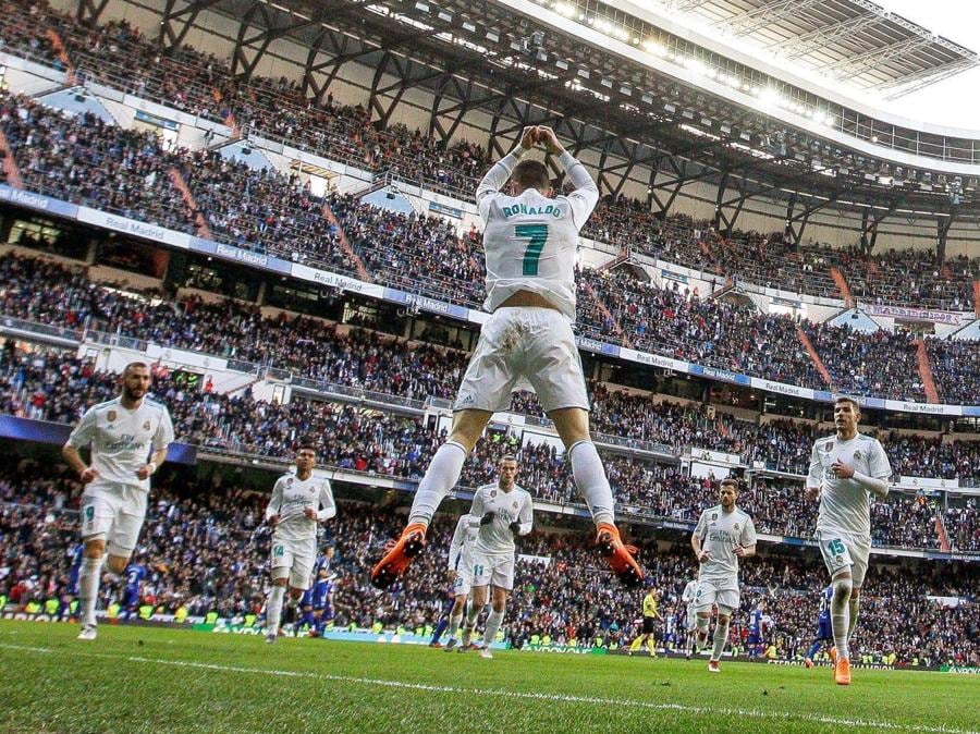 Cristiano Ronaldo esulta dopo un gol. (ANSA/JUANJO MARTIN)