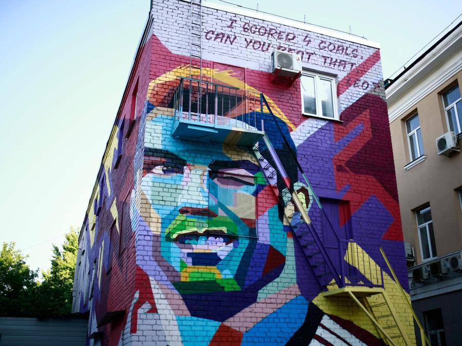 Il murales a Kazan di  Cristiano Ronaldo. (AFP PHOTO / Benjamin CREMEL)
