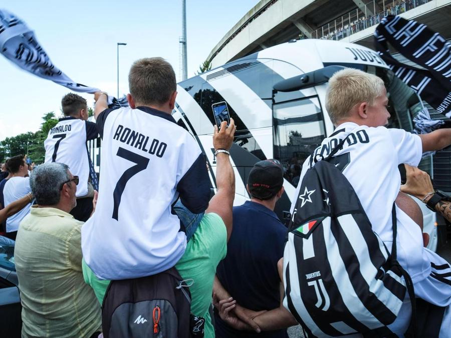 Tifosi della Juventus fuori dallo stadio Bentegodi di Verona prima  della partita  AC Chievo Verona-Juventus FC. (ANSA/FILIPPO VENEZIA)