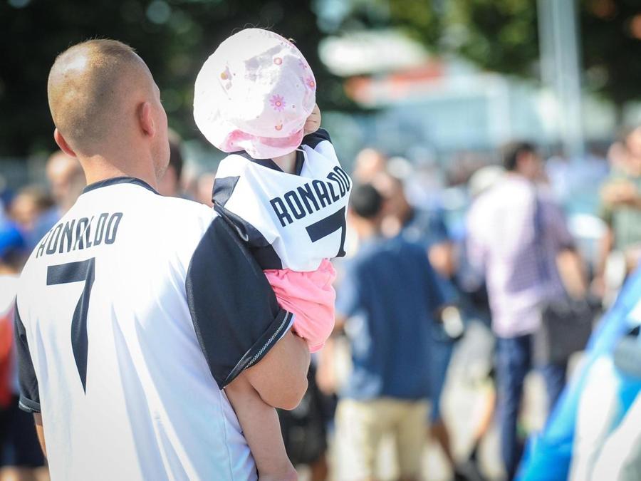 Tifosi della Juventus fuori dallo stadio Bentegodi di Verona prima  della partita  AC Chievo Verona-Juventus FC. (ANSA/FILIPPO VENEZIA)