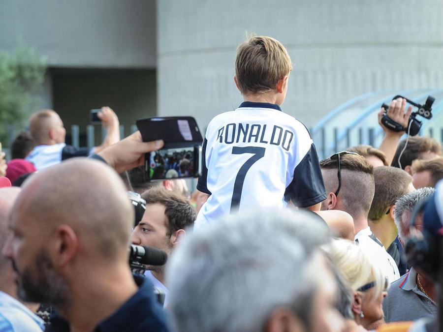 Tifosi della Juventus fuori dallo stadio Bentegodi di Verona prima  della partita  AC Chievo Verona-Juventus FC. (ANSA/FILIPPO VENEZIA)