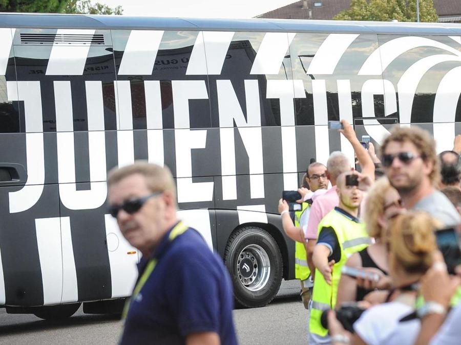 L’arrivo del pulman della Juventus allo stadio Bentegodi di Verona. (ANSA/FILIPPO VENEZIA)