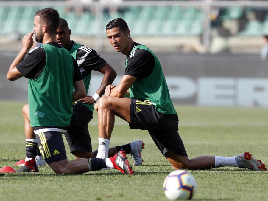Giocatori dellla Juventus durante il riscaldamento. (AP Photo/Antonio Calanni)
